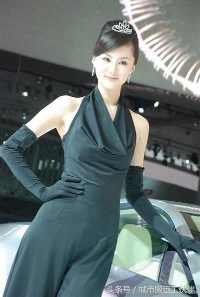 神秘魅力女神：她的高冷与优雅交织的绝美世界